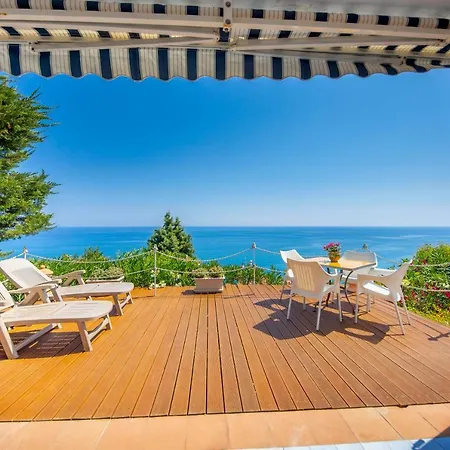 Holiday home The Sound Of The Sea *