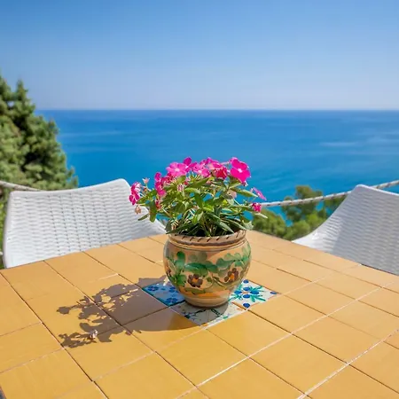 Holiday home The Sound Of The Sea